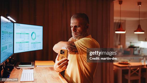 tag im leben eines mannes mit diabetes, der von zu hause aus arbeitet - typ 1 diabetes stock-fotos und bilder