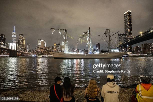 Disabled Mexican Navy tall ship floats between the Brooklyn and the Manhattan bridges on the East River on May 17, 2025 in New York City. The ship...