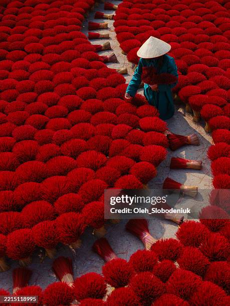 femme travaillant dans un village de fabrication d’encens au vietnam - fumée structure physique photos et images de collection