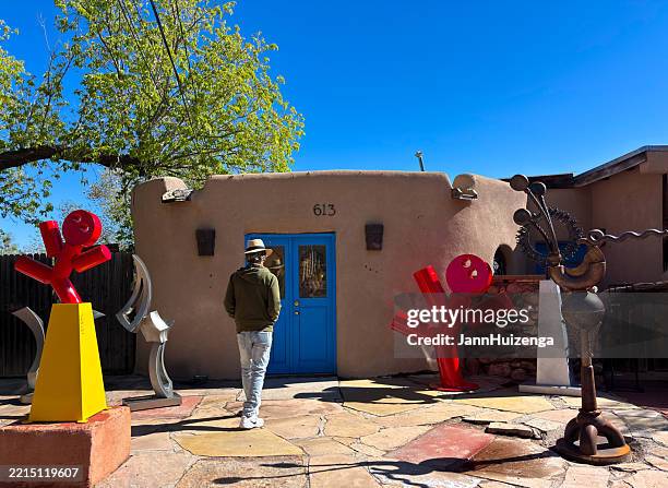 santa fe, nm: tourist at gallery on canyon road - santa fe stockfoto's en -beelden