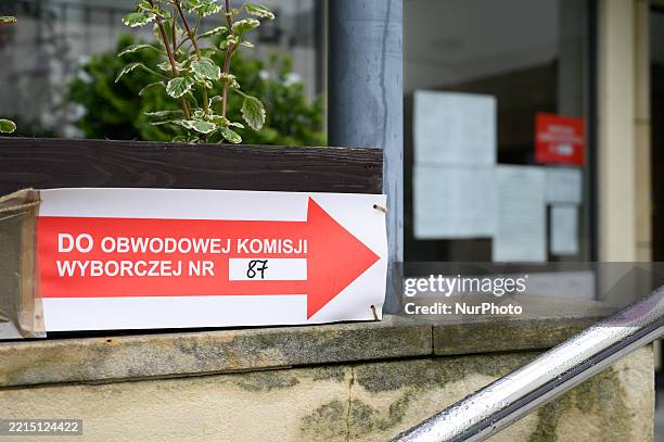 An arrow shows the way to the voting commission number 87 during presidential elections on Sunday, May 18, 2025 in Warsaw, Poland.