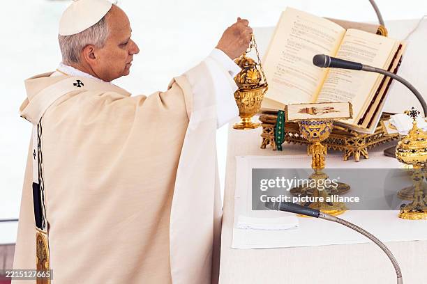 May 2025, Vatican, Vatikanstadt: The new Pope Leo XIV during the mass for his inauguration in St. Peter's Square. The American Robert Francis Prevost...