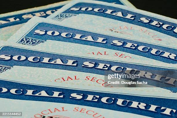 us government issued social security cards - social security kaart stockfoto's en -beelden