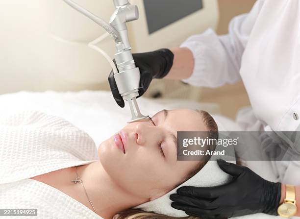 co2 carbon dioxide laser resurfacing cosmetology procedure - laser stockfoto's en -beelden