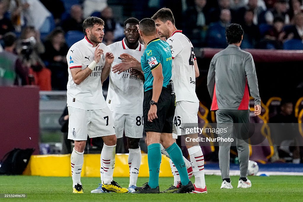 Milan coach believes VAR uses double standards after red card for Giménez s elbow