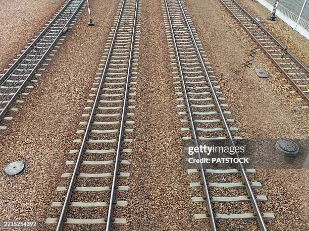 two parallel sets of railway tracks - européen de lest photos et images de collection