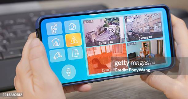 monitoreo de seguridad para el hogar con ia - alarma de seguridad fotografías e imágenes de stock
