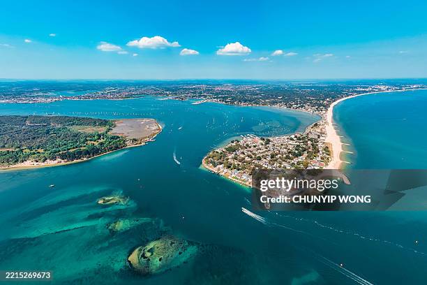 vista aérea de los bancos de arena y el puerto de poole. bancos de arena, reino unido - península fotografías e imágenes de stock
