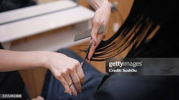 parrucchiere taiwanese che taglia i capelli del cliente con precisione salone moderno - forbici per parrucchieri foto e immagini stock