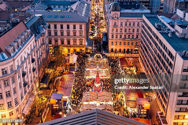 christmas market by st. stephen's basilica illuminated at dusk, aerial view, budapest, hungary - weihnachtsmarkt stock-fotos und bilder