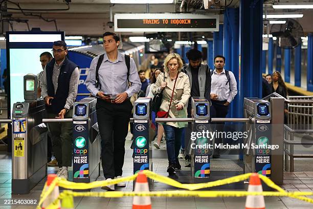 33rd Street Path 56 33rd Street Path Stock Photos, High-Res Pictures, and Images - Getty ...