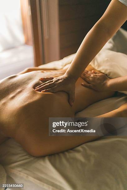 une jeune femme apprécie un massage - massage photos et images de collection