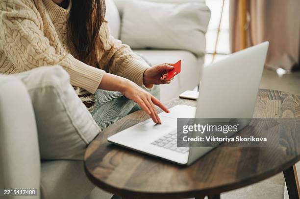 woman hands using credit card and laptop for online shopping - onlineshopping stock-fotos und bilder