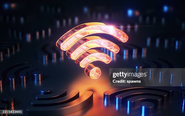 leuchtendes gelbes digitales glas-wifi-symbol unter metallischen schwarzen wifi-logos auf schwarzem hintergrund - drahtlose technologie stock-fotos und bilder