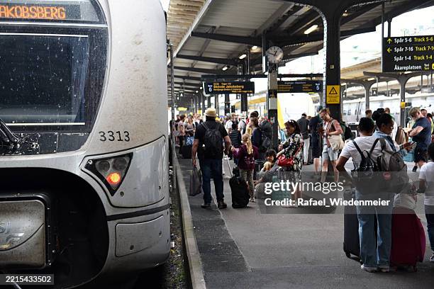 gothenburg central station - railroad station platform stock pictures, royalty-free photos & images