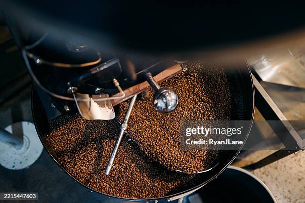 coffee beans cooling in industrial roaster - voedsel-verwerkingsbedrijf stockfoto's en -beelden