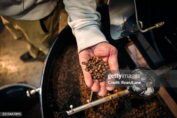 kaffeeröster im industriellen umfeld - kaffeeröster stock-fotos und bilder