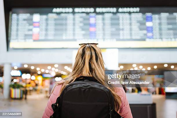 donna che guarda l'orario del volo dell'aeroporto - santiago del cile foto e immagini stock