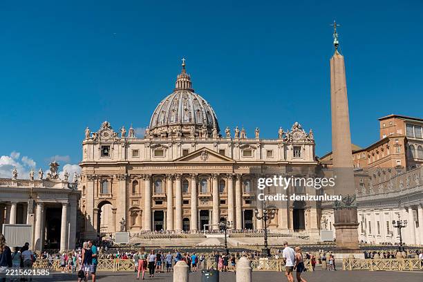 saint peter’s basilica in vatican - basiliek stockfoto's en -beelden
