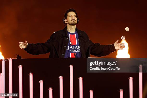 Michael Canitrot performs during the Ligue 1 trophy ceremony following the Ligue 1 football match between Paris Saint-Germain and AJ Auxerre at Parc...