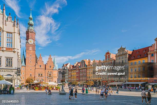 marktplatz von breslau in polen - mittelaltermarkt stock-fotos und bilder