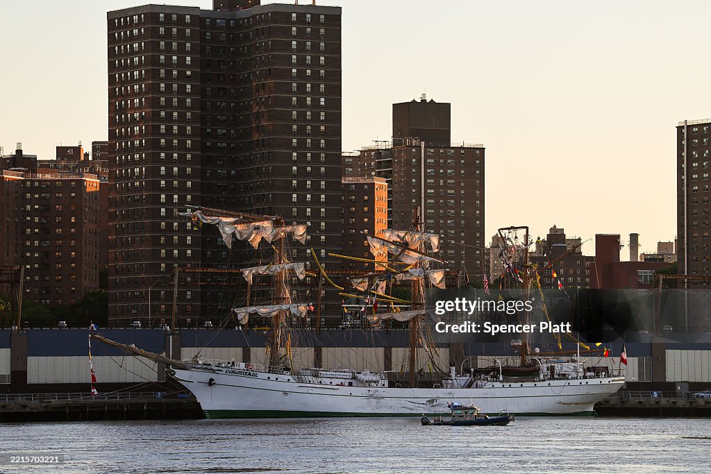 Mexican Navy Tall Ship's Mast Strikes Brooklyn Bridge
