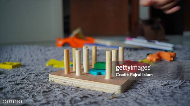 toddler playing with educational toys - achatar la curva de epidemia fotografías e imágenes de stock