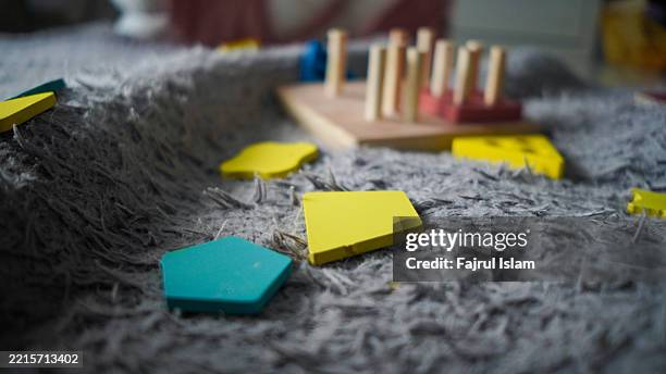 toddler playing with educational toys - achatar la curva de epidemia fotografías e imágenes de stock