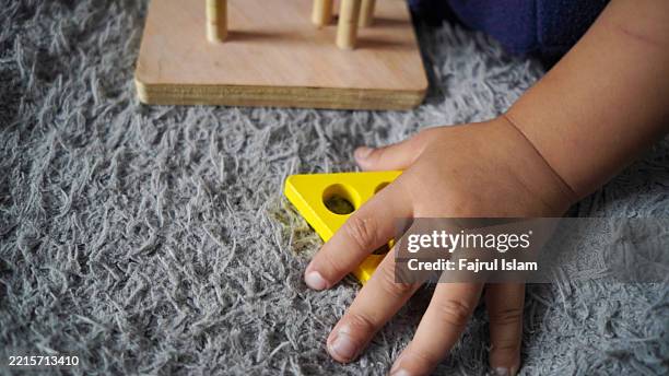 toddler playing with educational toys - achatar la curva de epidemia fotografías e imágenes de stock