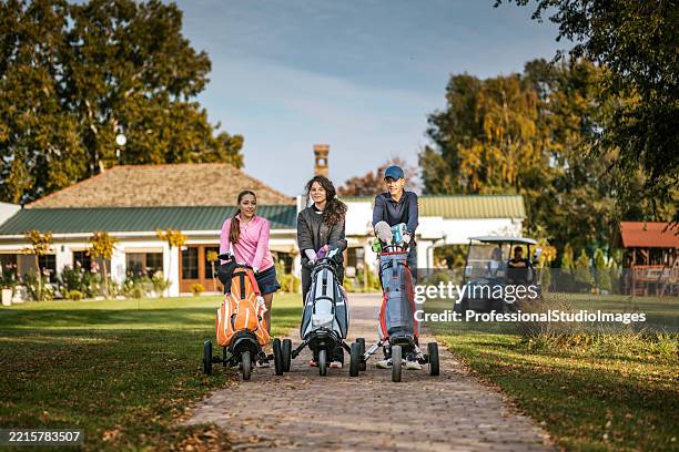 freunde genießen einen sonnigen tag auf dem golfplatz - country club stock-fotos und bilder