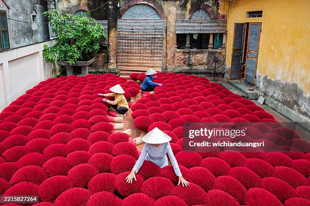 tradizione della produzione di incenso in vietnam - tradizione foto e immagini stock