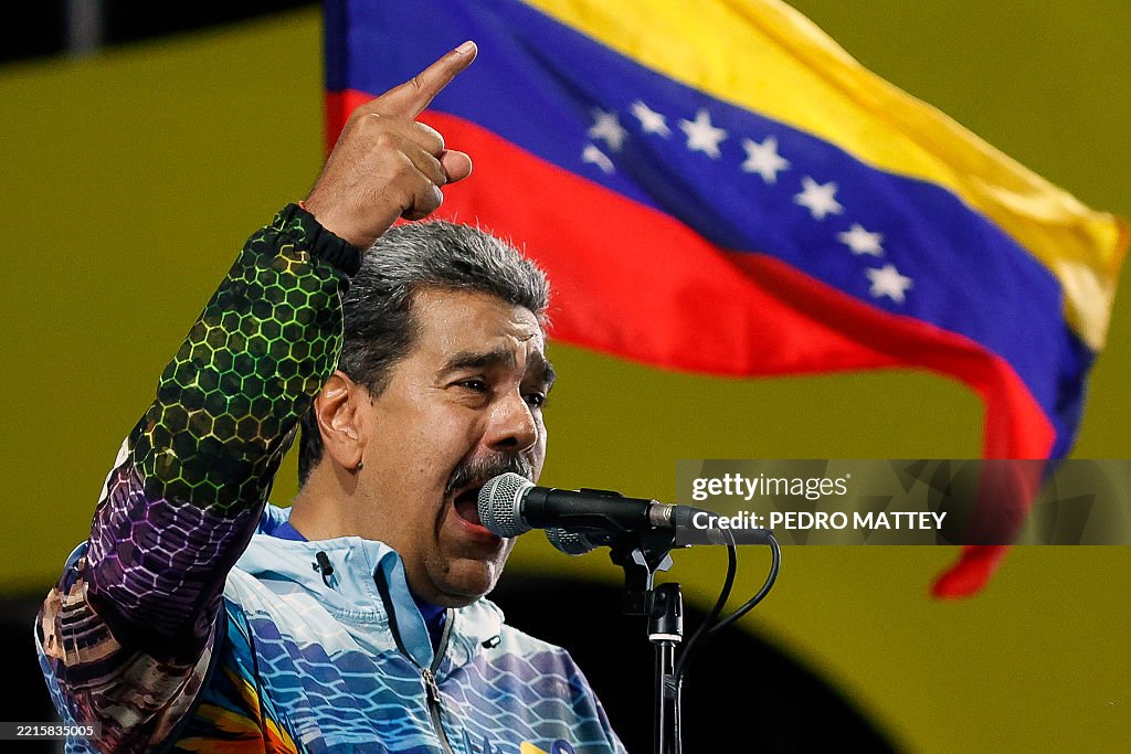 TOPSHOT-VENEZUELA-REGIONAL-ELECTION-CAMPAIGN-MADURO