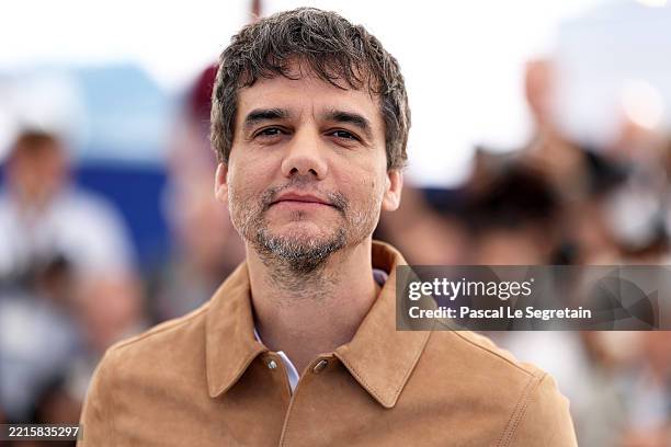 Wagner Moura poses during the 'O Agente Secreto" photocall at the 78th annual Cannes Film Festival at Palais des Festivals on May 19, 2025 in Cannes,...