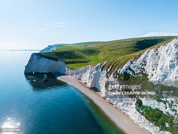 durdle door majestic arch and white cliffs on jurassic coast dorset uk - white cliffs of dover stock pictures, royalty-free photos & images