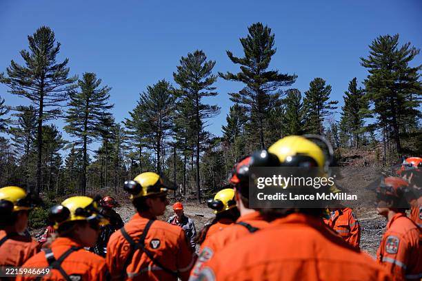 Canadian Fire Rangers 2,321 Fire Rangers Stock Photos, High-Res Pictures, and Images - Getty ...