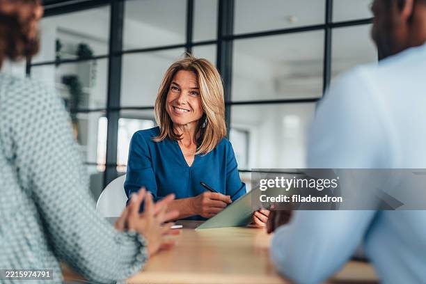 entrevista de trabajo - cliente fotografías e imágenes de stock