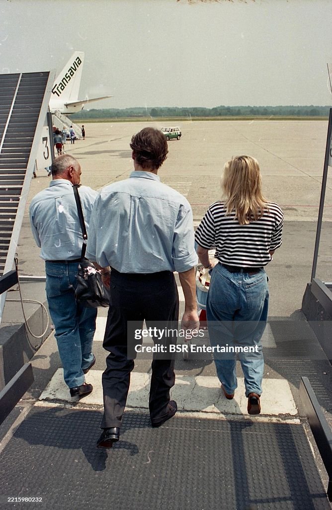 1991: Marco van Basten with his wife Liesbeth van Capelleveen and daughter Rebecca at Milan airport