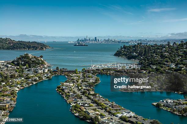 vue aérienne de belvedere, comté de marin, californie par une journée ensoleillée surplombant san francisco au loin - région de la baie de san francisco photos et images de collection