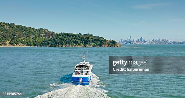 vue aérienne d’un yacht en croisière dans la baie de san francisco par une journée ensoleillée - bateau de voyageurs photos et images de collection