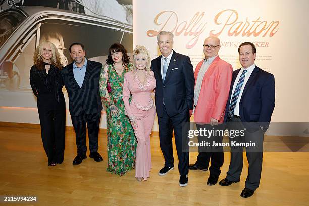 Dolly Parton's Manager Gets Restraining Order Against Cousin and Bodyguard Dolly Parton's Manager Gets Restraining Order Against Cousin and Bodyguard