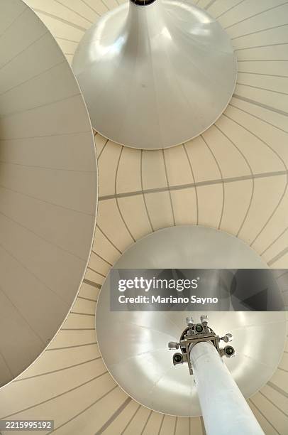 a low-angle view of modern minimalist architecture. - descending genicular artery stock pictures, royalty-free photos & images