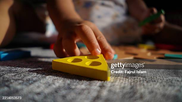 toddler playing with educational toys - achatar la curva de epidemia fotografías e imágenes de stock