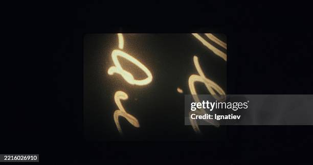 proyección entre bastidores de escritura abstracta en película de 16 mm a través de una mesa de montaje analógico. - fotograma fotografías e imágenes de stock