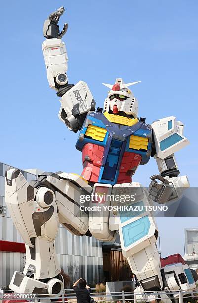 Robot Gundam de 17 mètres de haut exposée devant le pavillon Gundam Next Future du fabricant de jouets japonais Bandai lors d'un point presse sur...