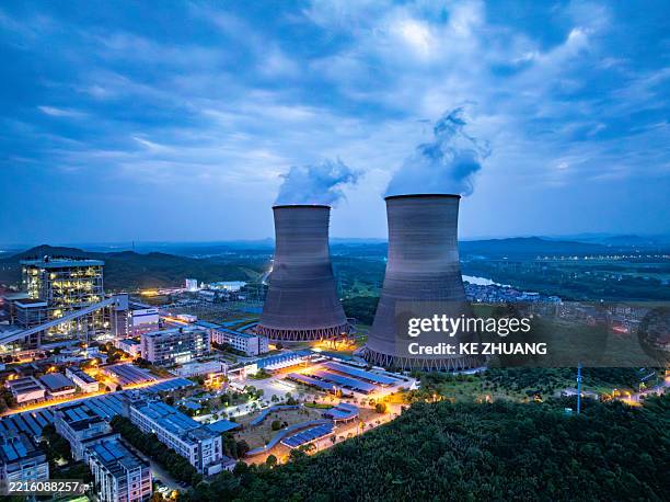 power plant, thermal power plant, cooling towers at dusk - kerncentrale stockfoto's en -beelden