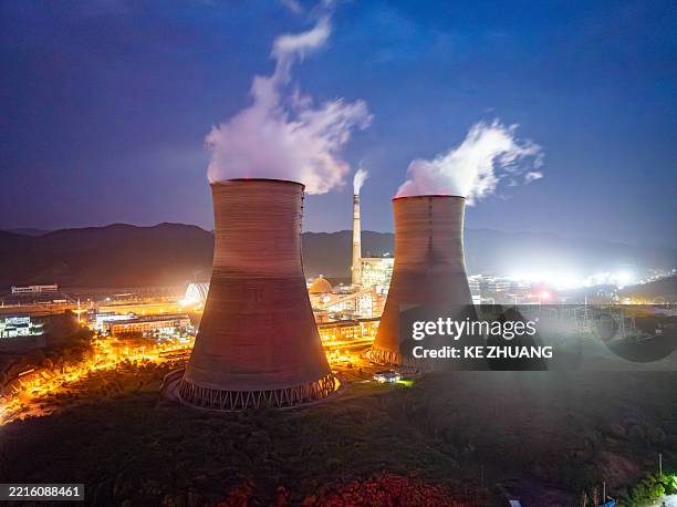 power plant, thermal power plant, cooling towers at dusk - reattore nucleare foto e immagini stock