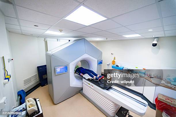 modern linear accelerator performing precise radiotherapy treatment for cancer patient - radioterapia imagens e fotografias de stock