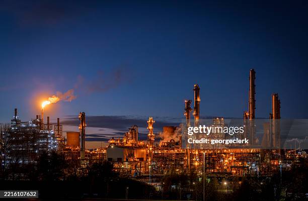 usine pétrochimique de grangemouth la nuit - jet de flamme photos et images de collection