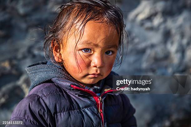 portrait of little girl, mount everest national park, nepal - native tibetans stock pictures, royalty-free photos & images