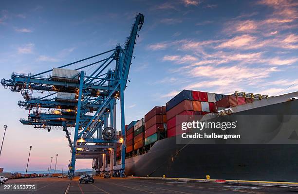 imagen fija de un gran buque de carga aparcado en la terminal de contenedores de tacoma, washington, al amanecer - puerto fotografías e imágenes de stock